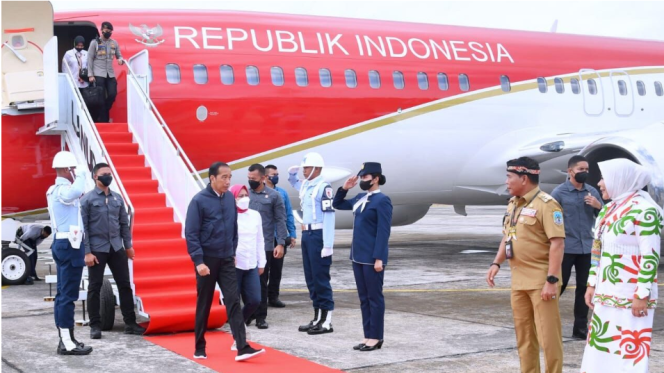 
					Ket foto: Presiden Joko Widodo dan Ibu Iriana Joko Widodo tiba di Pangkalan TNI AU Anang Busra, Kota Tarakan, Provinsi Kalimantan Utara (Kaltara), pada Selasa, 28 Februari 2023, sekitar pukul 11.00 WITA. Foto: BPMI Setpres/Rusman.