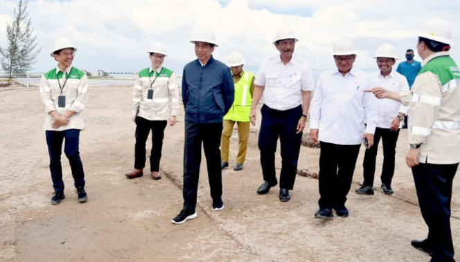 
					Ket foto: Presiden Joko Widodo meninjau Kawasan Kalimantan Industrial Park Indonesia (KIPI) di Kabupaten Bulungan, Provinsi Kalimantan Utara, pada Selasa, 28 Februari 2023. Foto: BPMI Setpres/Rusman.