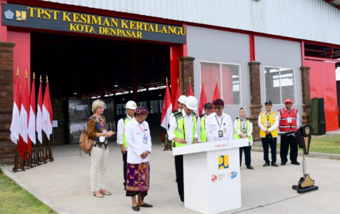 
					Ket foto: Presiden Joko Widodo meresmikan tempat pengolahan sampah terpadu (TPST) Kesiman Kertalangu yang terletak di Kota Denpasar, Provinsi Bali, pada Senin, 13 Maret 2023. Foto: BPMI Setpres/Muchlis Jr.