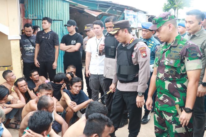
					Tim Gabungan Obrak Abrik Lokasi Simpang DAM Kampung Aceh Kota Batam