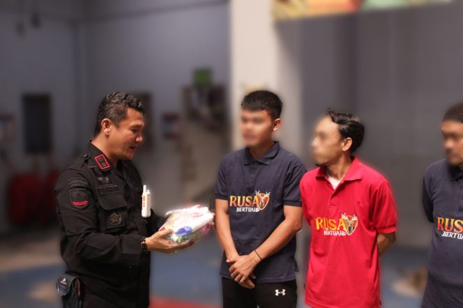 
					Ket foto: Kepala Rumah Tahanan Negara (Ka Rutan) Kelas I Pekanbaru, Riau, Erwin Saleh Siregar saat membagiakan pelenkapan mandi kepada Warga Binaan.