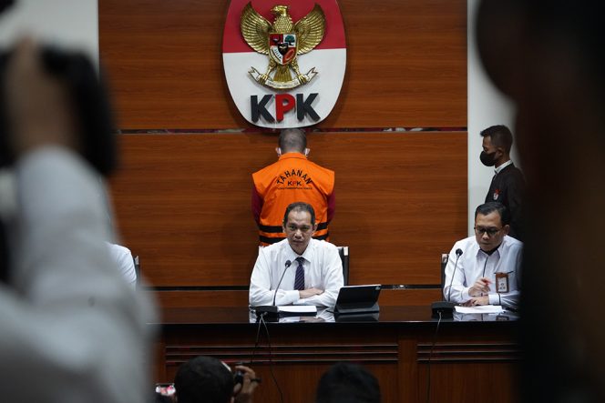 
					KPK Tahan Tersangka Perintangan Penyidikan Terkait Suap Di Buru Selatan