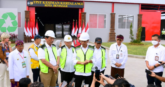 
					Ket foto : Presiden Joko Widodo menyampaikan keterangan kepada awak media usai meresmikan Tempat Pengolahan Sampah Terpadu (TPST) Kesiman Kertalangu, Kota Denpasar, Provinsi Bali, Senin, 13 Maret 2023. Foto: BPMI Setpres