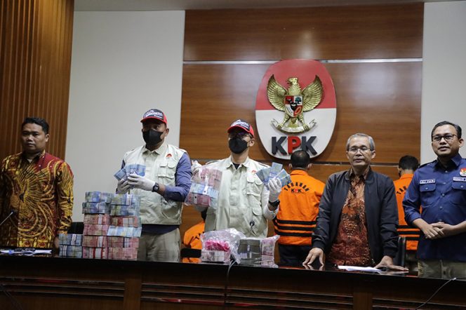 
					KPK Tangkap Tangan Tersangka Korupsi Di Kabupaten Kepulauan Meranti