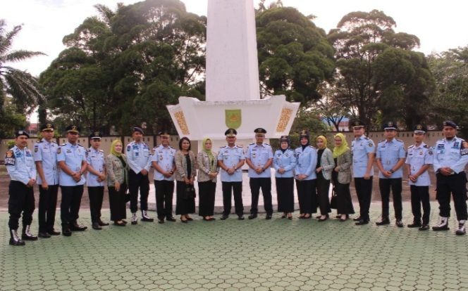 
					Rutan Pekanbaru Ikuti Tabur Bunga Di TMP Kusuma Dharma Dalam Rangka HBP Ke-59