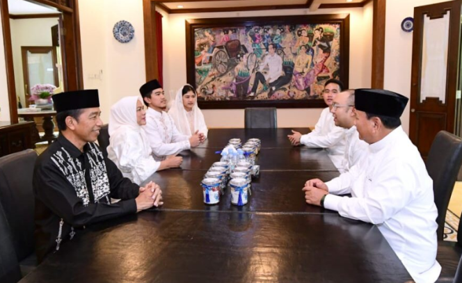 
					Ket foto: Pada hari pertama Lebaran 1444 Hijriah, Presiden Joko Widodo bersilaturahmi dengan Menteri Pertahanan (Menhan) Prabowo Subianto dan putranya, Didit Hediprasetyo, di kediamannya di Kota Surakarta, Sabtu, 22 April 2023. Foto: BPMI Setpres/Lukas.