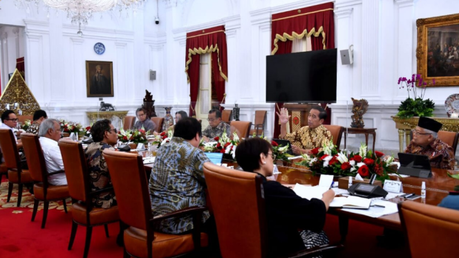 
					Ket foto: Presiden Joko Widodo menggelar rapat terbatas (ratas) bersama sejumlah Menteri Kabinet Indonesia Maju, pada Kamis, 27 April 2023, di Istana Merdeka, Jakarta. Foto: BPMI Setpres/Rusman.