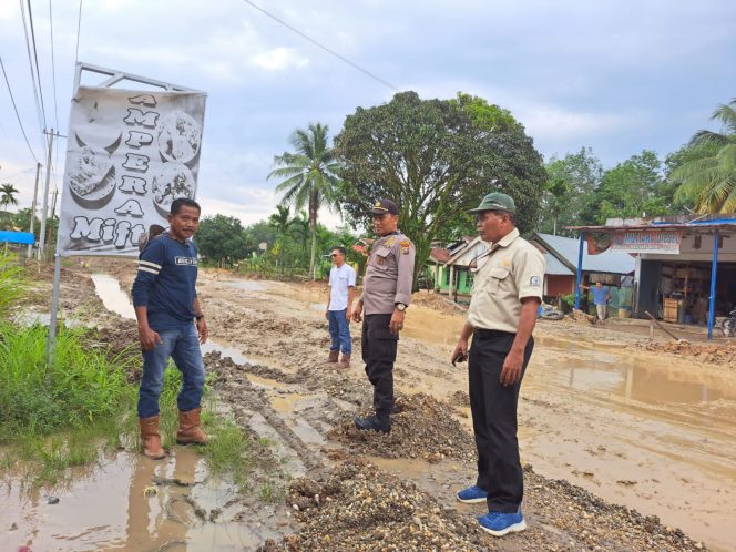 
					Kapolsek Peranap Turun Langsung Berjibaku Mengatasi Keluhan Masyarakat