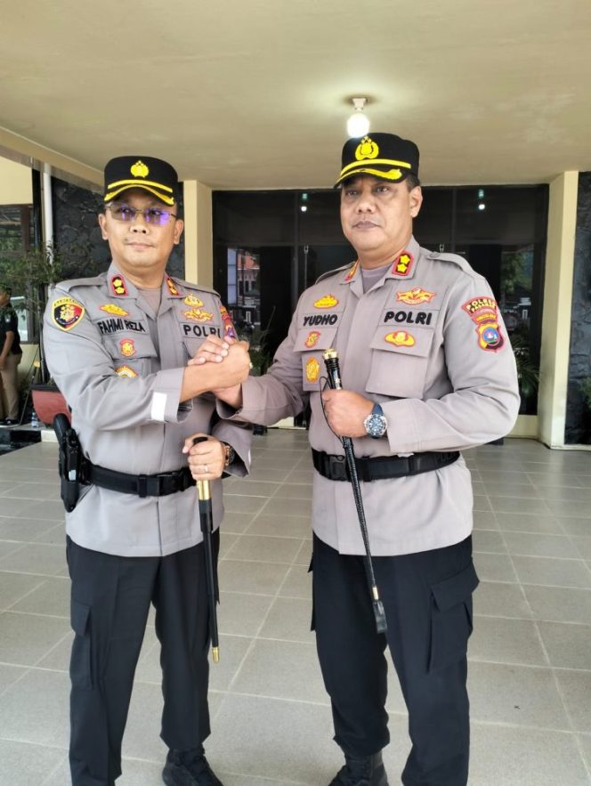 
					Kapolres Pasaman Yudho Huntoro S.IK MH saat bersama AKBP DR Fahmi Reza S.IK MH