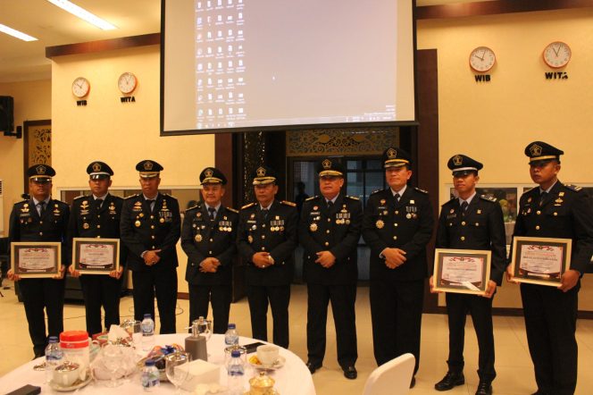 
					Kanwil Kemenkumham Riau Memberikan Penghargan Kapada 1 Orang Pegawai Rutan Kelas I Pekanbaru Yang Gagalkan Penyeludupan Narkoba