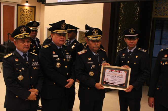 
					Kemenkumham Riau Serahkan Langsung Penghargaan Kepada Petugas Pemasyarakatan Berprestasi Saat Syukuran HBP Ke-59