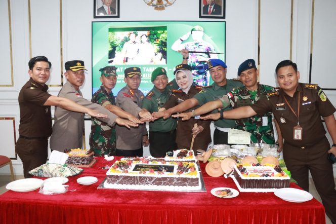 
					Kapolresta Barelang Bersama Forkopimda Kota Batam Berikan Suprice Di Hari Ulang Tahun Dandim 0316 Batam