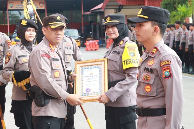 
					Kapolsek Batam Kota Terima Penghargaan Polsek Terbaik Periode April 2023 Dari Kapolresta Barelang