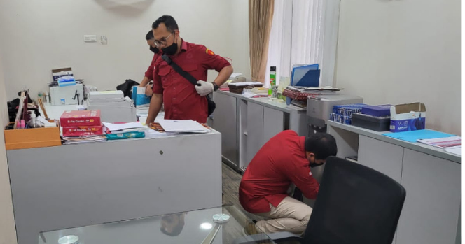 
					Tim Penyidik Kejaksaan Agung Geledah Rumah Dinas Dan Kantor Menkominfo