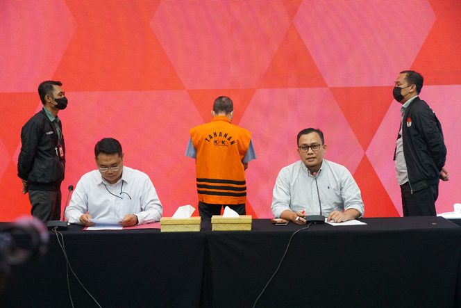 
					KPK Tahan Tersangkal Pelaksana Proyek Dan Oknum Dinas PU Pembangunan Jalan Di Kab Bengkalis