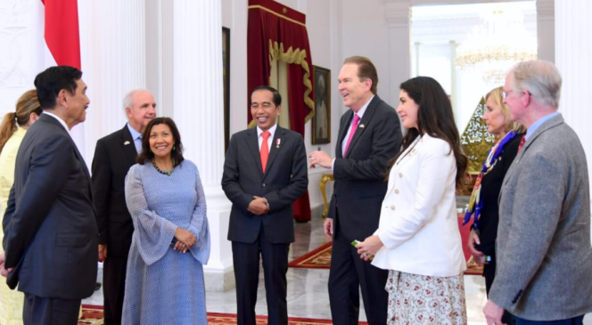 
					Ket foto: Presiden Joko Widodo menerima kunjungan delapan anggota kongres Amerika Serikat pada Rabu, 3 Mei 2023, di Istana Merdeka, Jakarta. Foto: BPMI Setpres/Muchlis Jr.