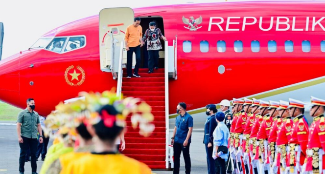 
					Ket foto: Presiden Joko Widodo dan Ibu Iriana Joko Widodo tiba di Bandara Internasional Komodo, Kabupaten Manggarai Barat, Provinsi Nusa Tenggara Timur (NTT) pada Minggu, 7 Mei 2023 sekitar pukul 15.30 WITA. Foto: BPMI Setpres/Laily Rachev.