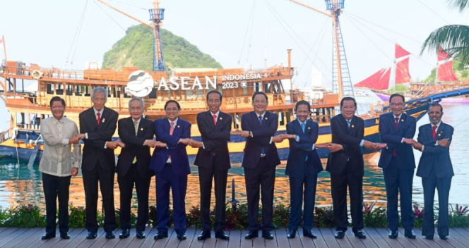 
					Ket foto: Presiden Joko Widodo berfoto bersama para pemimpin ASEAN di Hotel Meruorah, Labuan Bajo, Kabupaten Manggarai Barat, Provinsi Nusa Tenggara Timur, Rabu, 10 Mei 2023. Foto: BPMI Setpres/Muchlis Jr.