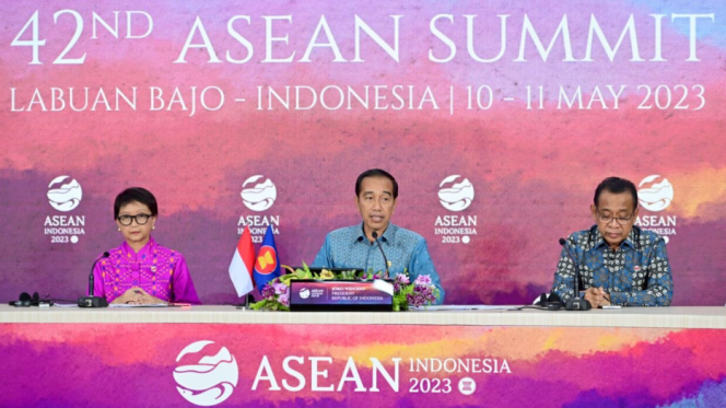 
					Ket foto: Presiden Joko Widodo menyampaikan keterangan persnya kepada awak media di Pusat Media KTT ke-42 ASEAN, di Hotel Bintang Flores, Labuan Bajo, pada Kamis, 11 Mei 2023. Foto: BPMI Setpres/Muchlis Jr