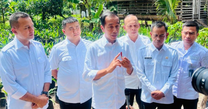 
					Ket foto: Presiden Joko Widodo menyampaikan keterangannya di SMK PPN 1 Kualuh Selatan, Kabupaten Labuhanbatu Utara, Provinsi Sumatra Utara, Rabu, 17 Mei 2023. Foto: BPMI Setpres/Laily Rachev
