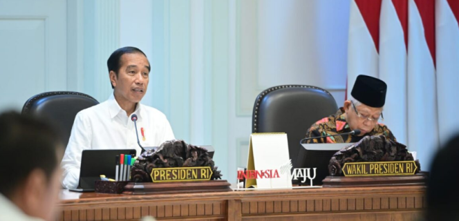 
					Ket foto: Presiden Joko Widodo memimpin rapat tentang tindaklanjut dari rekomendasi penyelesaian non-yudisial pelanggaran hak asasi manusia (HAM) berat yang telah ditetapkan oleh Komnas HAM pada Selasa, 2 Mei 2023, di Kantor Presiden Jakarta Foto: BPMI Setpres/Muchlis Jr.