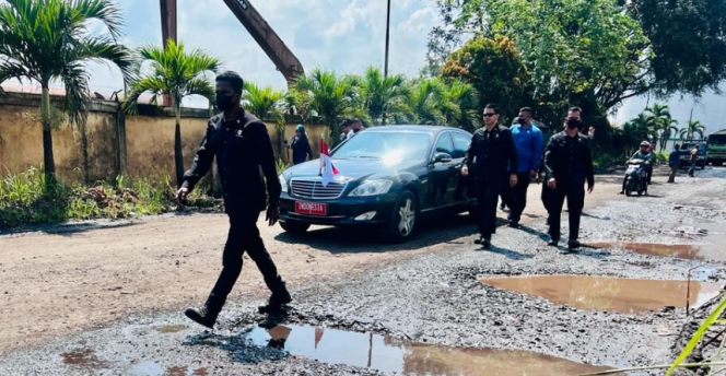 
					Ket foto: Mobil Presiden Joko Widodo tampak melintas salah satu jalan kabupaten yang rusak di Kabupaten Muaro Jambi, Provinsi Jambi, pada Selasa, 16 Mei 2023. Foto: BPMI Setpres/Laily Rachev.