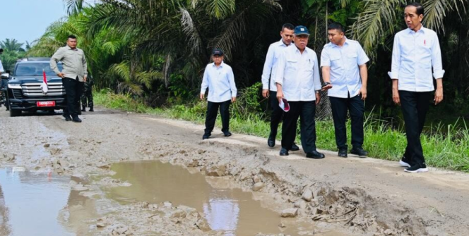 
					
Ket foto: Presiden Joko Widodo meninjau kondisi infrastruktur ruas jalan Gunting Saga di Kabupaten Labuhanbatu Utara dalam kunjungan kerjanya ke Provinsi Sumatra Utara pada Rabu, 17 Mei 2023. Foto: BPMI Setpres/Laily Rachev.
