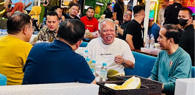 
					Ket foto: Presiden Joko Widodo merayakan kemenangan timnas sepak bola Indonesia pada laga final SEA Games Kamboja dengan makan durian di Si Bolang Durian, Kota Medan, Provinsi Sumatra Utara, Selasa, 16 Mei 2023. Foto: BPMI Setpres.