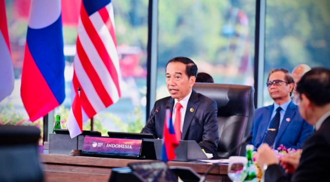 
					Ket foto: Presiden Joko Widodo secara resmi membuka perhelatan puncak Konferensi Tingkat Tinggi (KTT) ke-42 ASEAN yang digelar di Ballroom Komodo, Meruorah Convention Center, Labuan Bajo, Kabupaten Manggarai Barat, Provinsi Nusa Tenggara Timur, Rabu, 10 Mei 2023. Foto: BPMI Setpres/Laily Rachev.