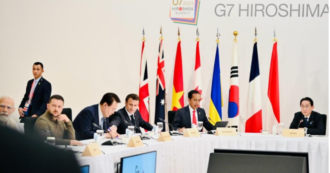 
					Ket foto: Presiden Joko Widodo menyampaikan pandangannya pada Konferensi Tingkat Tinggi (KTT) G7 sesi kesembilan yang digelar di Hotel Grand Prince, Hiroshima, Jepang, pada Minggu, 21 Mei 2023. Foto: BPMI Setpres/Laily Rachev.