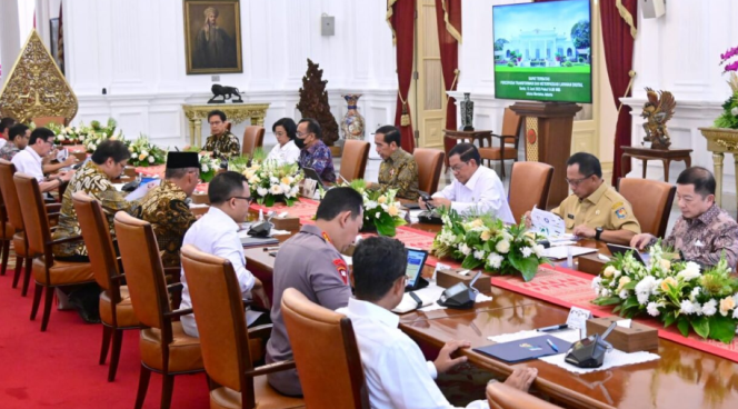 
					Ket foto: Presiden Joko Widodo memimpin rapat terbatas (ratas) bersama jajarannya untuk membahas percepatan transformasi dan keterpaduan layanan digital di Istana Merdeka, Jakarta, Senin, 12 Juni 2023. Foto: BPMI Setpres/Muchlis Jr.