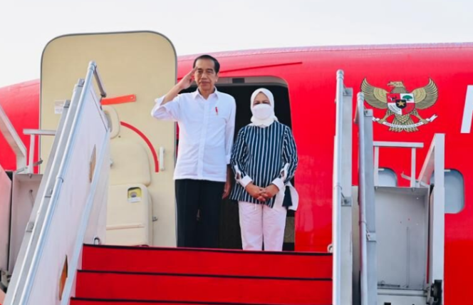 
					Ket foto: Presiden Joko Widodo didampingi Ibu Iriana Joko Widodo bertolak menuju Provinsi Nusa Tenggara Barat (NTB), pada Selasa, 20 Juni 2023, melalui Pangkalan TNI AU Halim Perdanakusuma, Jakarta, dalam rangka kunjungan kerja. Foto: BPMI Setpres/Laily Rachev.