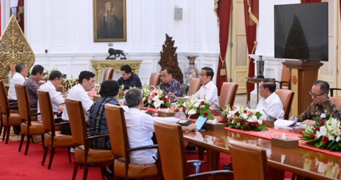 
					Ket foto: Presiden Joko Widodo menggelar rapat terbatas bersama sejumlah Menteri Kabinet Indonesia Maju di Istana Kepresidenan, Jakarta, pada Jumat, 23 Juni 2023. Foto: BPMI Setpres/Muchlis Jr.