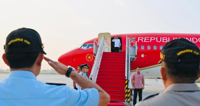 
					Ket foto: Presiden Joko Widodo bertolak ke Provinsi Aceh untuk melakukan kunjungan kerja pada Selasa, 27 Juni 2023, melalui Pangkalan TNI AU Halim Perdanakusuma, Jakarta. Foto: BPMI Setpres.
