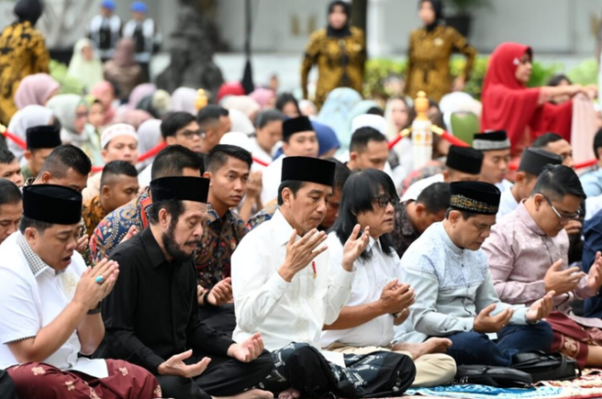 
					Ket foto: Presiden Joko Widodo dan Ibu Iriana Joko Widodo melaksanakan salat Iduladha 1444 Hijriah di halaman Istana Kepresidenan Yogyakarta, pada Kamis, 29 Juni 2023. Foto: BPMI Setpres.