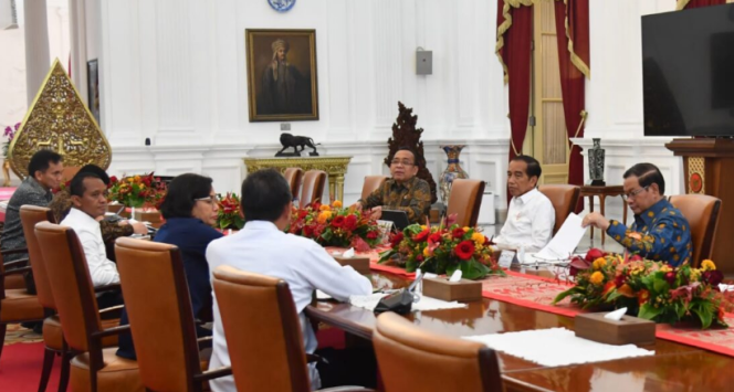 
					Foto: Presiden Joko Widodo mengadakan rapat terbatas bersama para menteri kabinet di Istana Merdeka, Jakarta, pada Rabu, 31 Mei 2023. Foto: BPMI Setpres/Rusman.