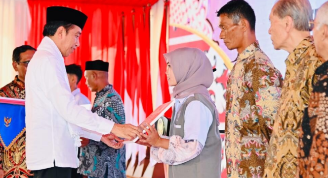 
					Ket foto: Presiden Joko Widodo meluncurkan program pelaksanaan rekomendasi penyelesaian non-yudisial pelanggaran hak asasi manusia (HAM) yang berat di Tanah Air yang diselenggarakan di Rumoh Geudong, Kabupaten Pidie, Provinsi Aceh pada Selasa, 27 Juni 2023. Foto: BPMI Setpres/Laily Rachev.
