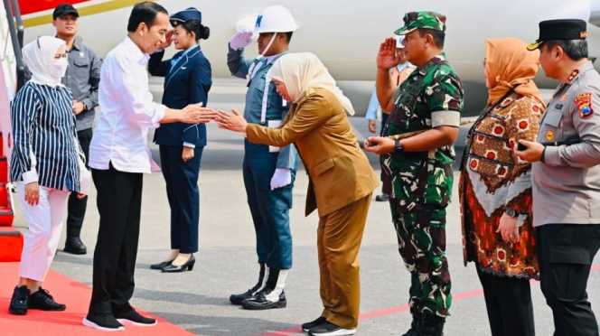 
					Ket foto: Presiden Joko Widodo dan Ibu Iriana Joko Widodo tiba di Bandara Internasional Juanda, Kabupaten Sidoarjo, Provinsi Jawa Timur, pada Selasa, 20 Juni 2023, sekitar pukul 12.30 WIB. Foto: BPMI Setpres/Laily Rachev.