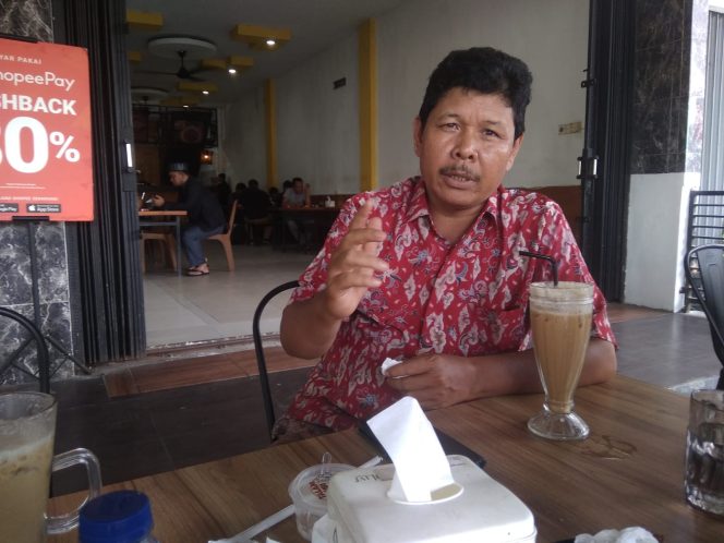 
					Ket foto:  Ketua Umum Dewan Pimpinan Pusat Gerakan Komunitas Pemberantas Korupsi Nasional (DPP GKPK Nas), Syafri Effendi saat coffee time pada salah satu cafe ternama di Kota Pekanbaru.