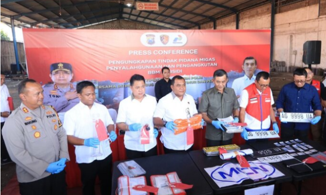 
					Bareskrim Polri, Polda Jatim Dan Polres Pasuruan Kota Bongkar Penimbunan BBM Bersubsidi Jenis Solar