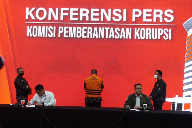 
					KPK Tahan Sekretaris DPRD Pemalang Terkait Suap Jual Beli Jabatan