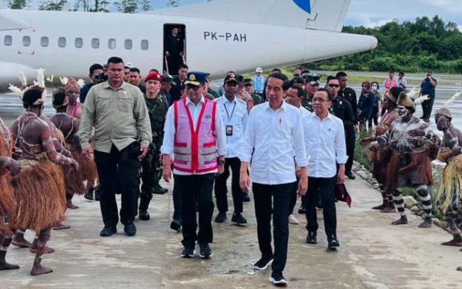 
					Ket foto: Presiden Joko Widodo dan rombongan tiba di Bandar Udara Ewer, Kabupaten Asmat, Provinsi Papua Selatan, pada Kamis pagi, 6 Juli 2023. Foto: BPMI Setpres/Laily Rachev.