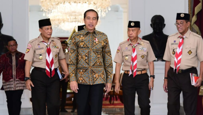 
					Ket foto: Presiden Joko Widodo menerima kunjungan Ketua Kwartir Nasional (Kwarnas) Gerakan Pramuka, Budi Waseso, pada Jumat, 14 Juli 2023, di Istana Merdeka, Jakarta. Foto: BPMI Setpres/Lukas.