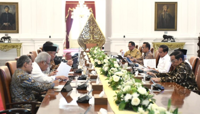 
					Ket foto: Menteri Kesehatan Budi Gunadi Sadikin menyampaikan keterangannya di Kompleks Istana Kepresidenan, Jakarta, usai mengikuti rapat terbatas yang dipimpin oleh Presiden Joko Widodo di Istana Merdeka, Jakarta, pada Selasa, 18 Juli 2023. Foto: BPMI Setpres/Kris.