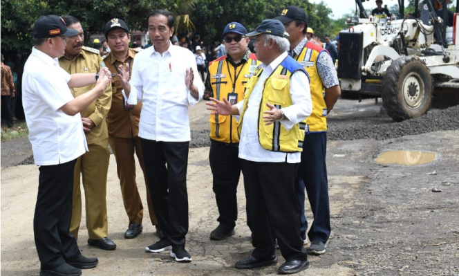 
					Ket foto: Presiden Joko Widodo meninjau Jalan Inpres Jalur Kerkap-Tanjung Agung Pali, di Kabupaten Bengkulu Utara dalam kunjungan kerjanya ke Provinsi Bengkulu pada Jumat, 21 Juli 2023. Foto: BPMI Setpres/Kris.