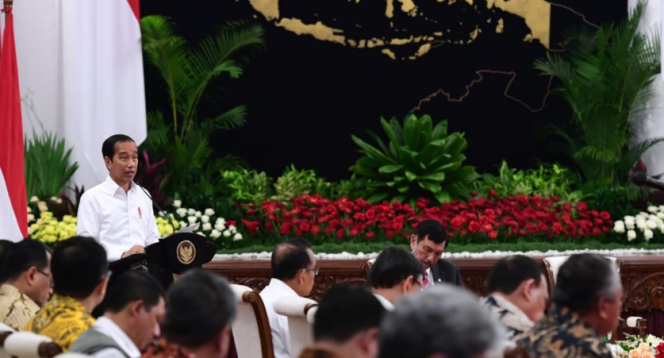 
					Ket foto: Presiden Joko Widodo memimpin Sidang Kabinet Paripurna mengenai Laporan Semester I Pelaksanaan APBN Tahun 2023 di Istana Negara, Jakarta, pada Senin, 3 Juli 2023. Foto: BPMI Setpres/Lukas.