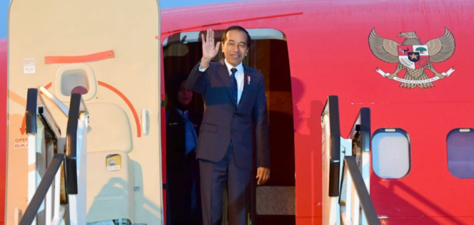 
					Ket foto: Presiden Joko Widodo melanjutkan perjalanan menuju Port Moresby, Papua Nugini, pada Rabu, 5 Juli 2023. Foto: BPMI Setpres.