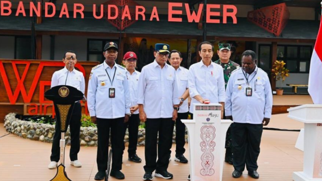 
					Ket foto: Presiden Joko Widodo meresmikan Bandar Udara Ewer di Kabupaten Asmat, Provinsi Papua Selatan, pada Kamis, 6 Juli 2023. Foto: BPMI Setpres/Laily Rachev.