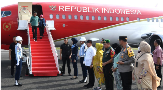 
					Ket foto: Presiden Joko Widodo dan Ibu Iriana tiba di Bandar Udara Fatmawati Soekarno, Kota Bengkulu, Provinsi Bengkulu pada Rabu, 19 Juli 2023. Foto: BPMI Setpres/Kris.