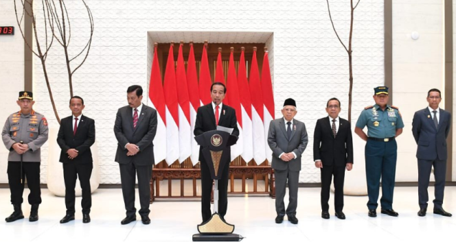 
					Ket foto: Presiden Jokowi memberikan keterangan kepada awak media di Pangkalan TNI AU Halim Perdanakusuma, Jakarta, pada Senin, 3 Juli 2023. Foto: BPMI Setpres/Kris.